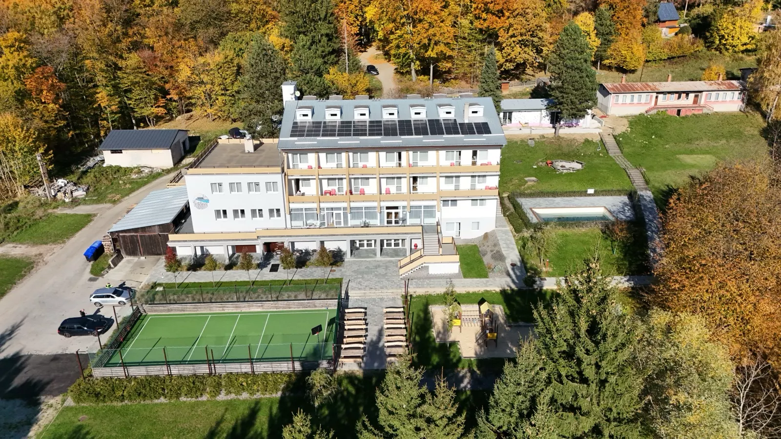 Areál chaty s bazénom a ihriskom z dronu
