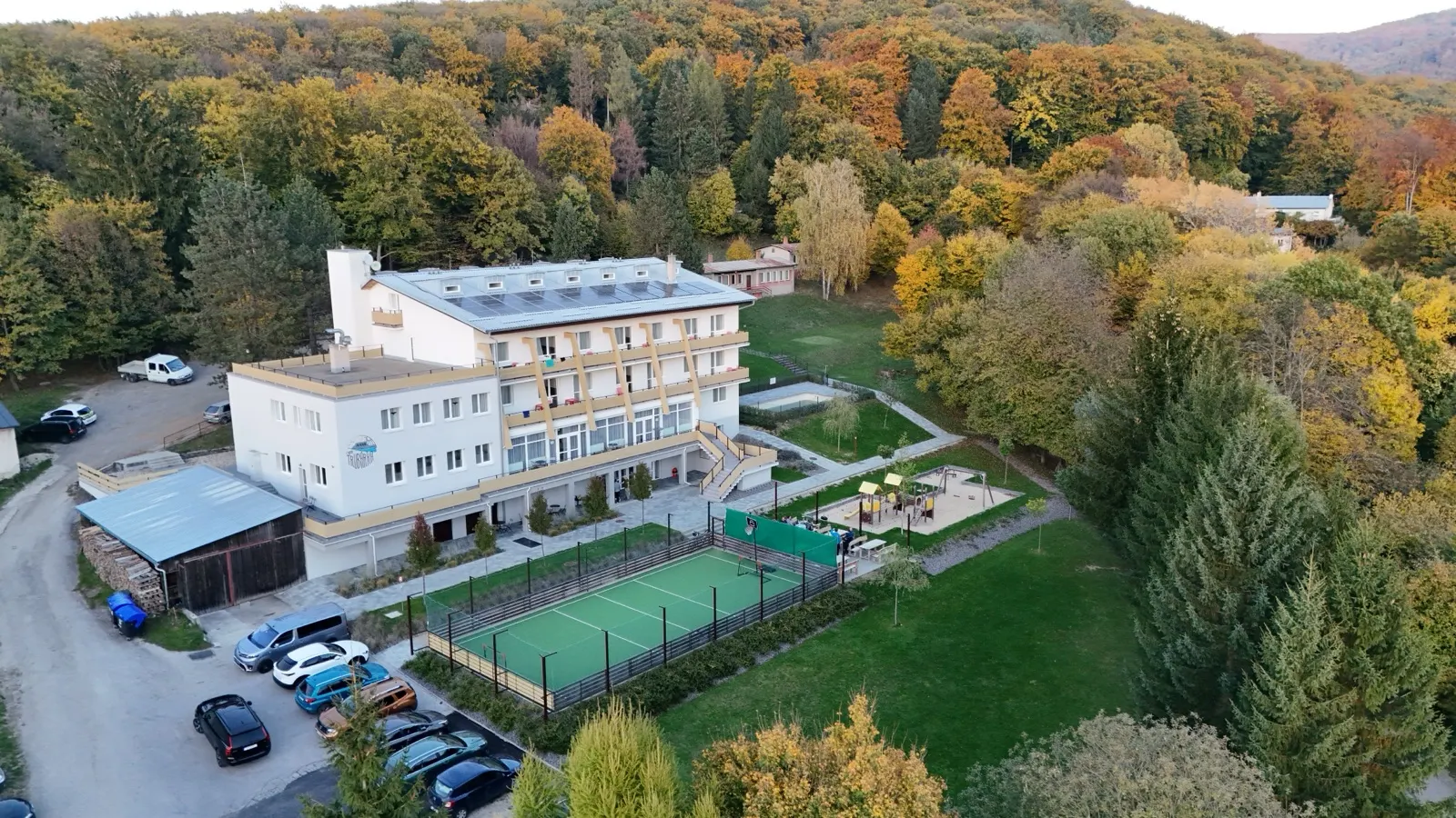 Chata Trubárka a parkovisko z vtáčej perspektívy